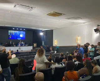 Vereadores esvaziam plenário após pressão dos servidores por reajuste
