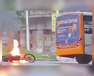Vídeo: Motocicleta explode após colisão com micro-ônibus no Lobato