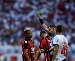 Vitória termina primeiro tempo do Ba-Vi com três amarelos