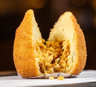 De simples salgado a iguaria gourmet, a coxinha é um ícone nacional - Imagem