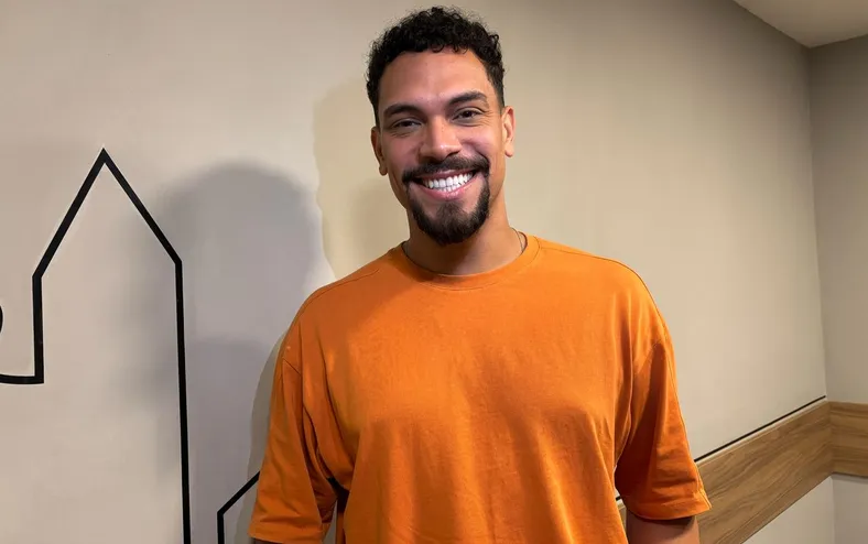Ex-BBB Vinicius desabafa sobre críticas após assumir sexualidade - Imagem