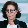 Carla Zambelli deixa o Brasil e pede licença do mandato após condenação imagem