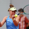 Bia Haddad sofre virada e é eliminada na estreia em Roland Garros imagem