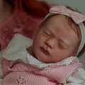 Homem é preso por agredir bebê ao confundir com 'reborn' imagem