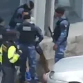 Guardas encurralam e dão tapa em motoqueiro em blitz na Paralela; vídeo imagem