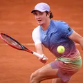 João Fonseca atrai multidões e brilha em Roland Garros imagem