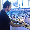 Megan, a "filha digital" da Bahia que revoluciona a segurança com IA imagem