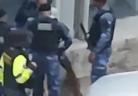 Guardas encurralam e dão tapa em motoqueiro em blitz na Paralela; vídeo imagem