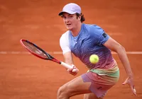 João Fonseca atrai multidões e brilha em Roland Garros imagem