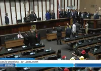 Servidores do Judiciário invadem Alba e sessão é encerrada