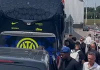 "Único idiota": torcedor foi sozinho receber o time da Inter de MIlão imagem
