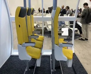 Assentos de avião para viajar 'em pé' podem virar realidade logo