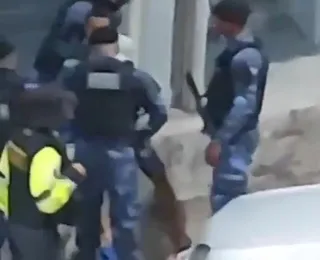 Guardas encurralam e dão tapa em motoqueiro em blitz na Paralela; vídeo