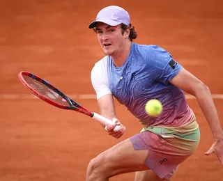 João Fonseca atrai multidões e brilha em Roland Garros