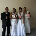 Amor que une: mãe e filha lésbica sobem ao 'altar' no mesmo dia imagem