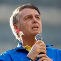 Bolsonaro chama Lula de ladrão e dispara: "Jamais passaria a faixa" imagem
