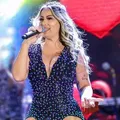 Cantora Walkyria Santos chora ao revelar problemas de saúde em show na Bahia imagem