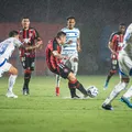 Com chuva e jogador saindo de ambulância, Vitória e Cruzeiro empatam imagem