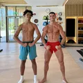 Cristiano Ronaldo posta foto com o filho e detalhe inusitado chama atenção; veja imagem