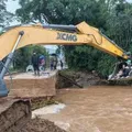 Enfermeiros são resgatados por retroescavadeira no RS imagem