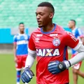 Ex-goleiro do Bahia é vítima de racismo em jogo da Série B do Baiano imagem