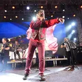 Fãs de Santanna, O Cantador ignoram chuva e curtem show de capa imagem