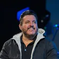 Cantor Bruno se recusa segurar bandeira de Pernambuco e causa polêmica imagem