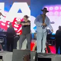 VÍDEO: intérprete de libras 'quebra tudo' em coreografia com Léo Santana imagem