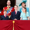 Kate e Charlotte prestam homenagem a Lady Di e Elizabeth II em desfile imagem