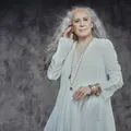 Maria Bethânia fala sobre turnê, cinebiografia e perda de grande cantora imagem