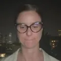 Sirene toca e repórter da Globo corre para bunker ao vivo imagem