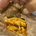 Cliente pede pastel de frango e recebe salgado com baratas; veja vídeo imagem