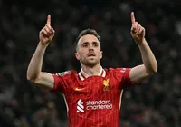 Luto no futebol! Jogador do Liverpool morre em acidente de carro imagem