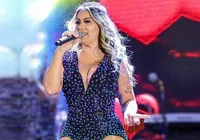 Cantora Walkyria Santos chora ao revelar problemas de saúde em show na Bahia