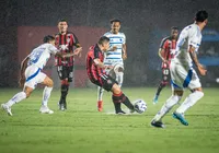 Com chuva e jogador saindo de ambulância, Vitória e Cruzeiro empatam
