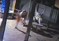 Criança de 2 anos pega arma do pai e mata a mãe com tiro acidental; veja vídeo imagem