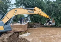 Enfermeiros são resgatados por retroescavadeira no RS imagem