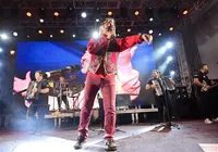 Fãs de Santanna, O Cantador ignoram chuva e curtem show de capa
