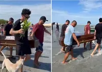 Filho faz cortejo fúnebre no mar para homenagear pai pescador imagem