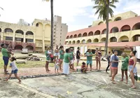 Grupo que ocupa hotel abandonado em Patamares decide sobre saída