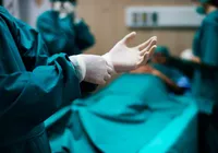 Homem introduz coco no próprio ânus e passa por cirurgia