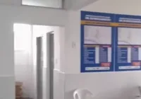Idosa é esquecida em sala de unidade médica de Ipiaú