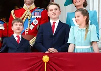Kate e Charlotte prestam homenagem a Lady Di e Elizabeth II em desfile imagem