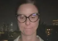 Sirene toca e repórter da Globo corre para bunker ao vivo imagem