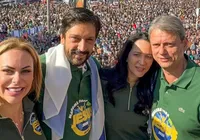 Tarcísio usa bandeira de Israel e canta louvor na Marcha para Jesus imagem