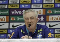 Titular! Ancelotti confirma retorno de Raphinha em Brasil x Paraguai imagem