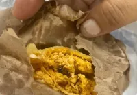 Cliente pede pastel de frango e recebe salgado com baratas; veja vídeo