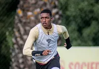 Vitória perde zagueiro por lesão e tem defesa em xeque na quinta-feira imagem