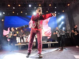 Fãs de Santanna, O Cantador ignoram chuva e curtem show de capa - Imagem