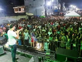 Público lota praça em festa tradicional de São Pedro em Camaçari - Imagem